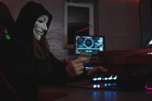 Imagen hacker cometiendo un delito informático